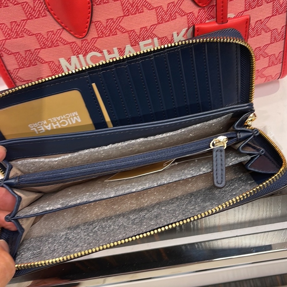 Michael Kors Jet Set Travel Large Travel CONTINENTAL 
Navy - Picture 10 of 16